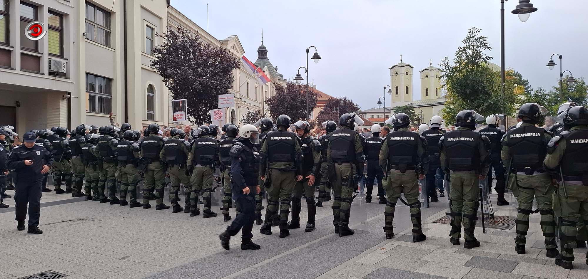 Tenzije i napadi na protestu u Čačku: Povređeno više građana, priveden jedan od napadača (VIDEO)
