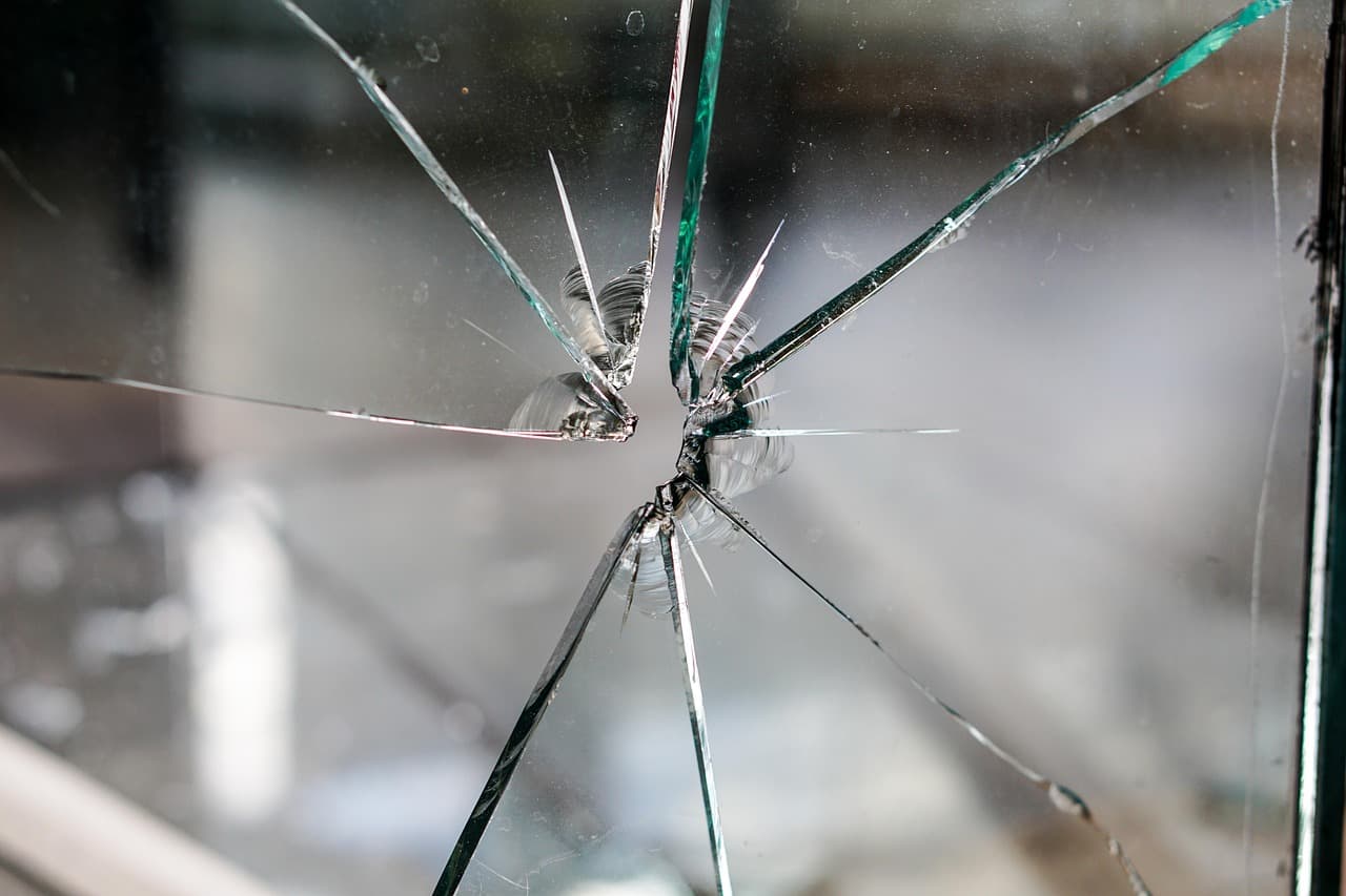 Polupana stakla na autobusima koji su trebali da voze Čačane u Novi Sad