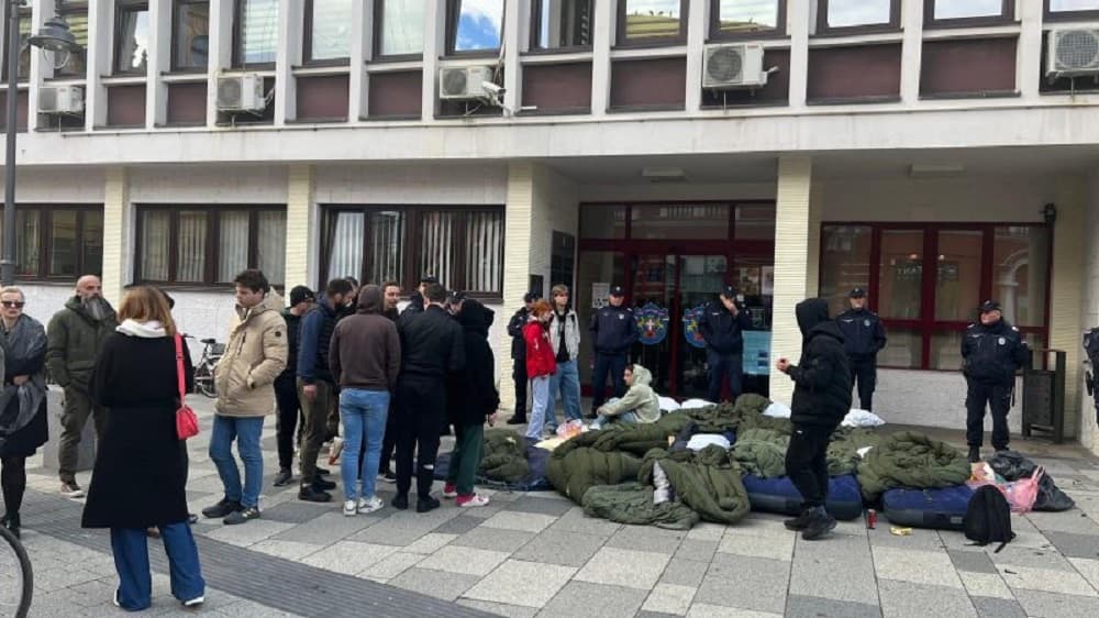 Studenti iz Čačka proveli noć ispred Gradske uprave
