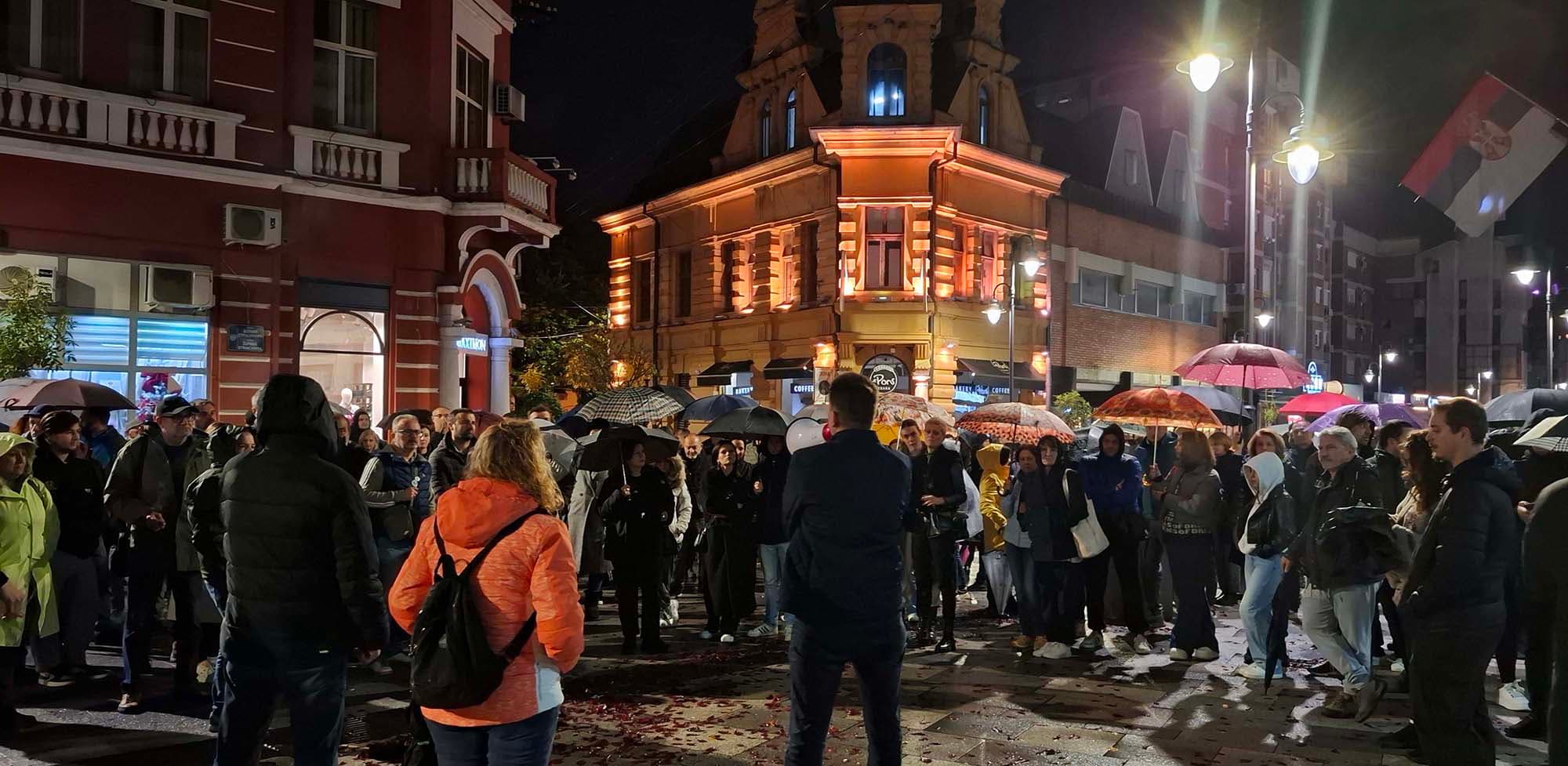Protest podrške Dijani Hrki i Vladimiru Štimcu ispred Gradske uprave u Čačku (VIDEO)