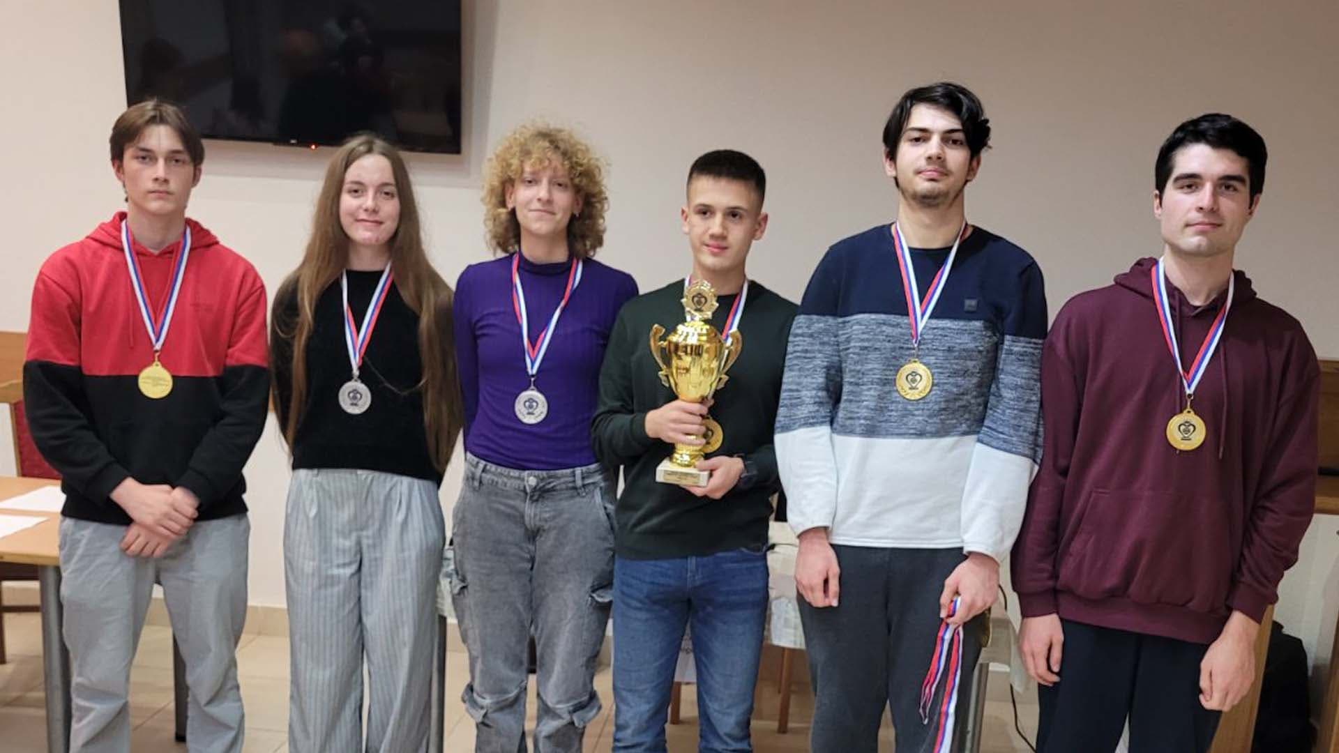 Mladi čačanski šahisti osvajaju medalje i pehare širom Srbije, i dalje bez finansijske podrške Grada