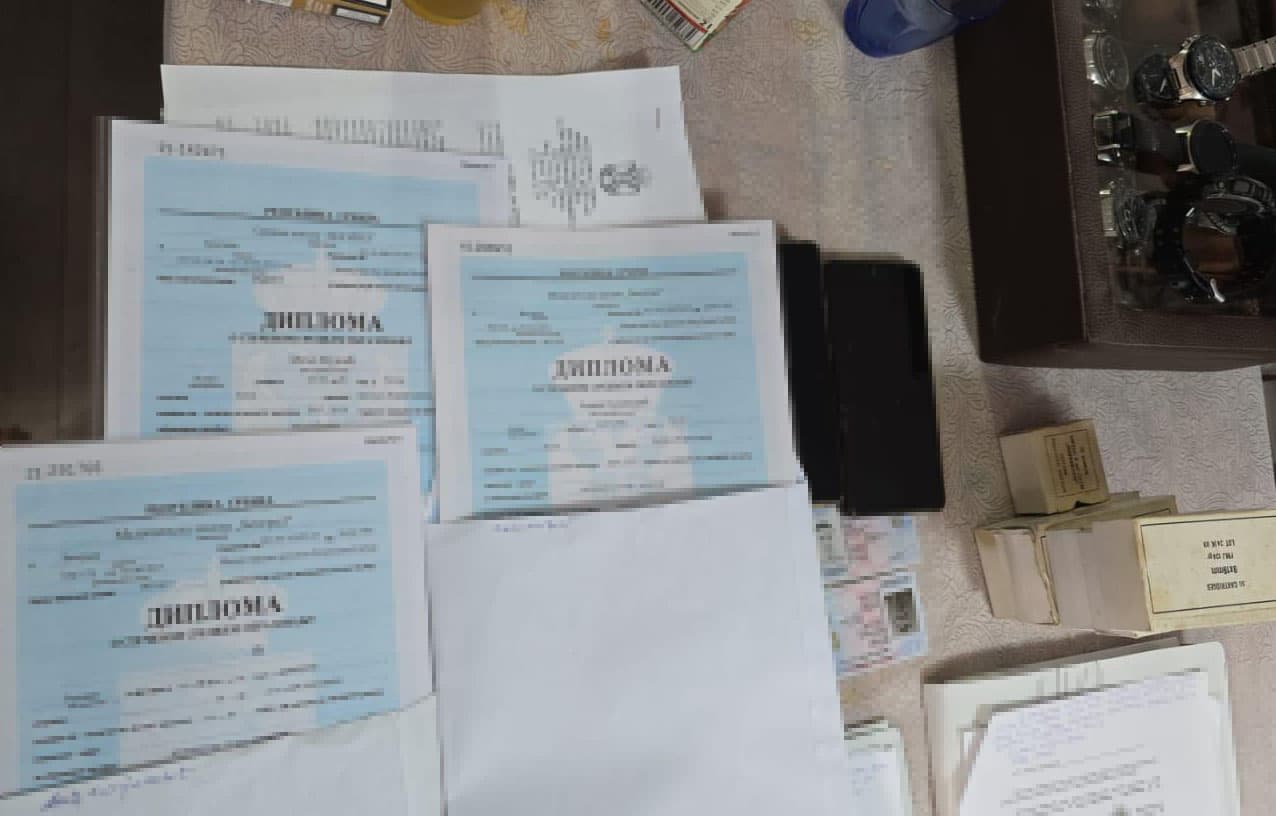 Uhapšeno 18 osoba zbog sumnje da su falsifikovali diplome, svedočanstva i uverenja o položenim ispitima (FOTO+VIDEO)