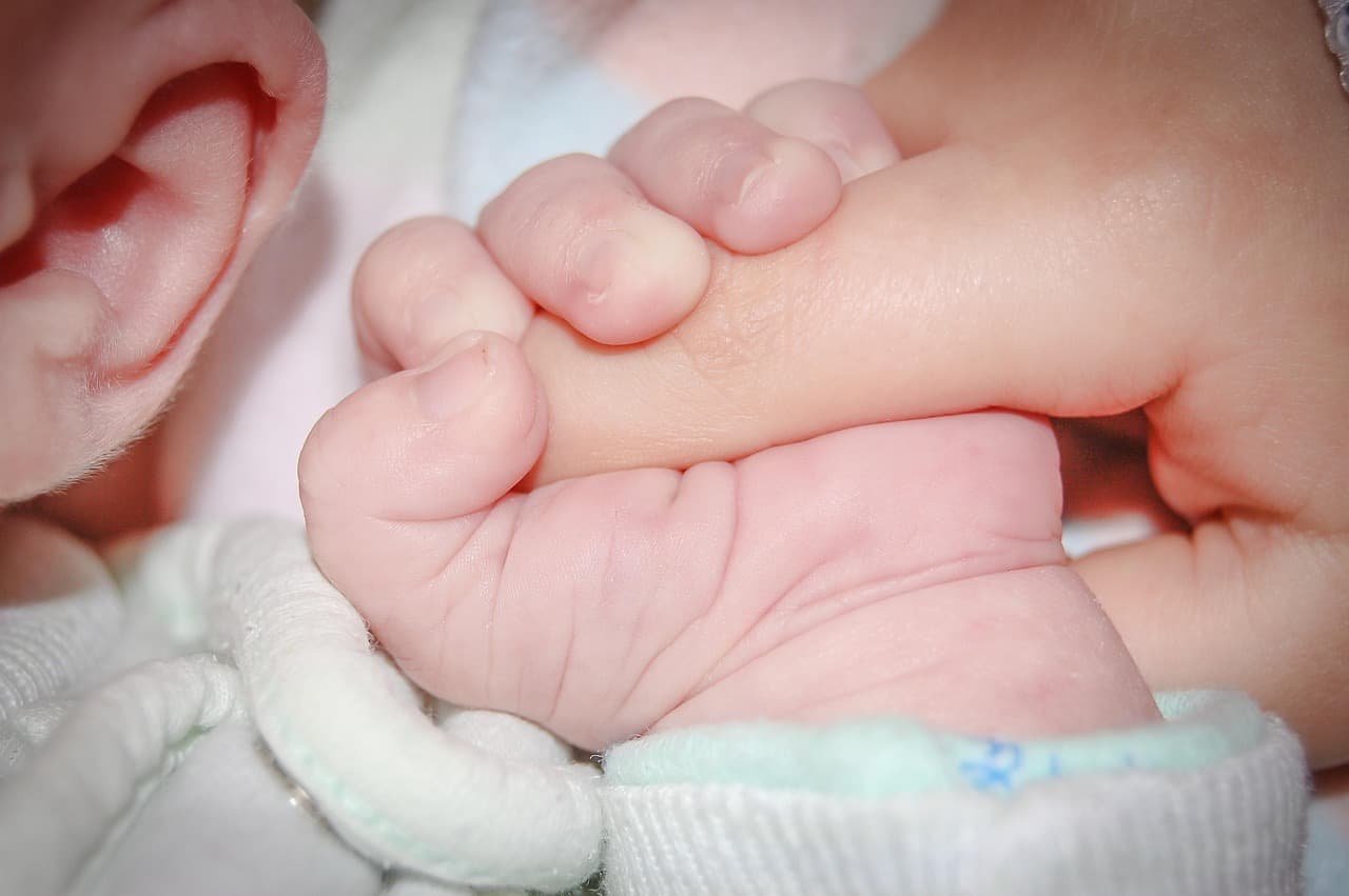 Prva beba iz Čačka rođena na Božić dobila dukat od Grada