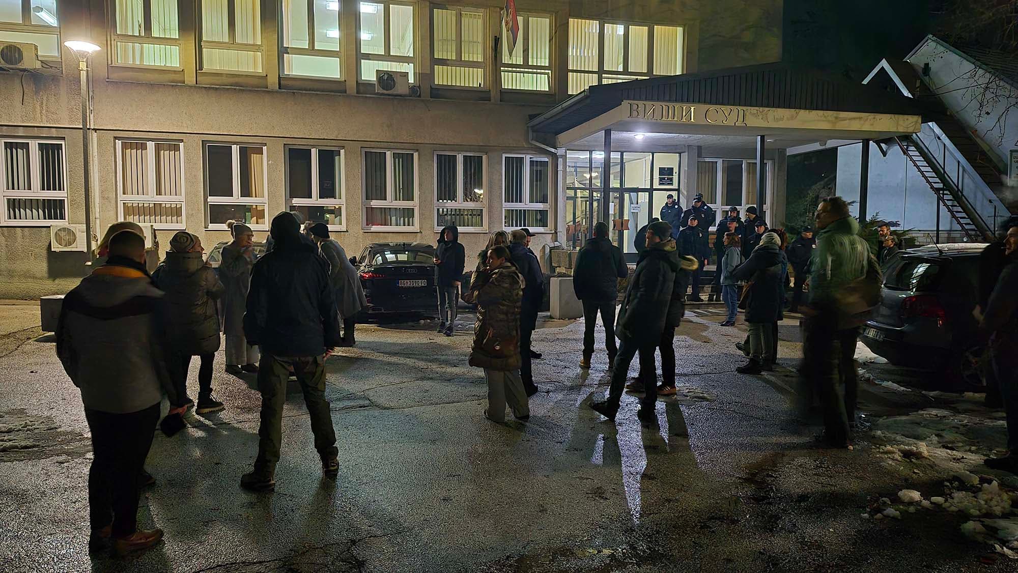 Privedene četiri osobe osumnjičene da su gađale ledenicama Anu Bekutu, građani poručili da niko neće biti sam (VIDEO)