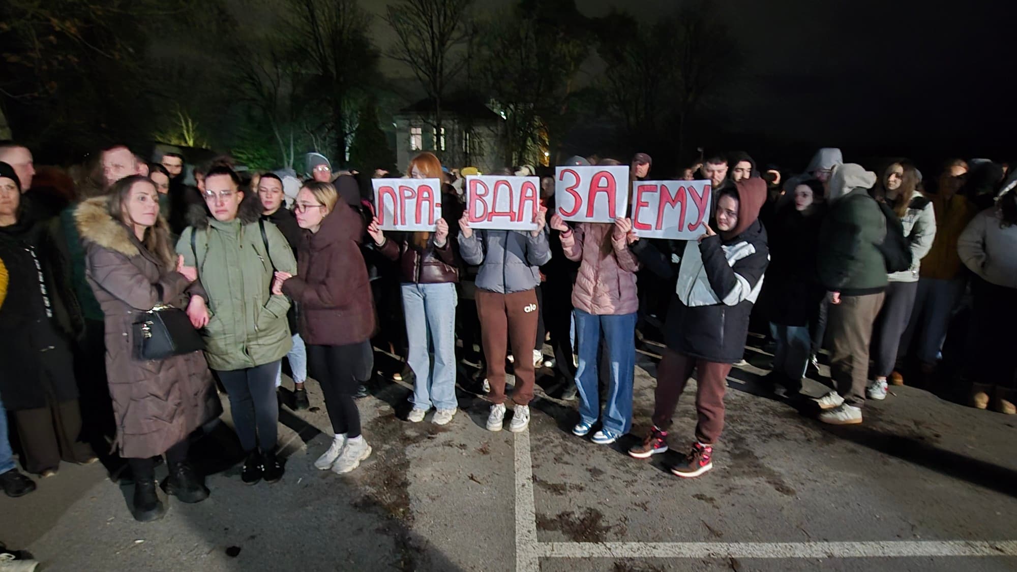 Protest Čačana ispred bolnice nakon što je četvorogodišnja devojčica preminula posle operacije krajnika