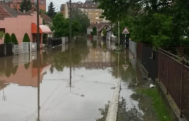Udruženje "Poplavljeni" upozorava: Nova fekalna kanalizacija na Ljubić keju puna propusta, preti izlivanje otpadnih voda