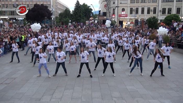 Čačak: Maturanti plesom razmrdali grad! (VIDEO)