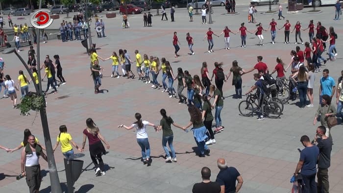 Čačak: Maturanti Medicinske slave kraj školske godine (VIDEO)