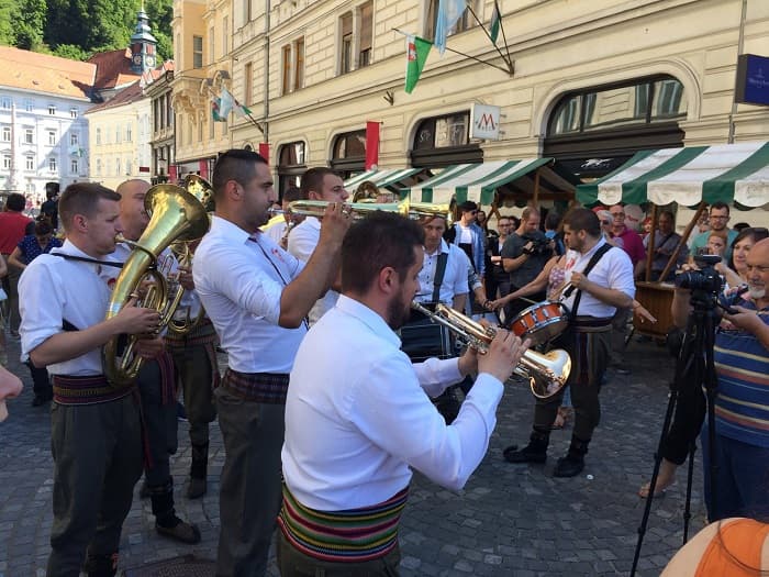 Dragačevski trubači na Prešernovom trgu u Ljubljani