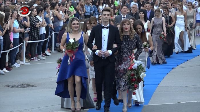 Čačak: Svečani defile maturanata Medicinske škole (VIDEO)