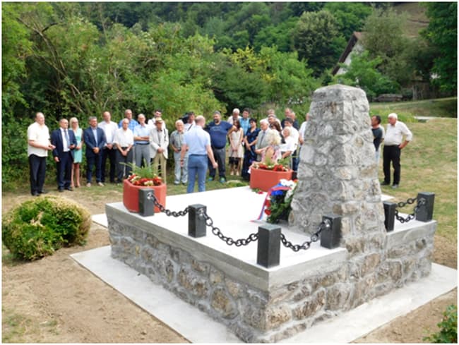 Restauriran spomenik palim borcima u Rošcima