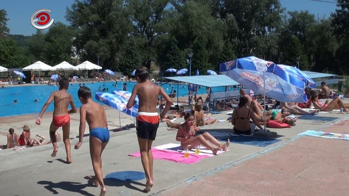 Ne idete na more? NIje problem! Ovako se Čačani rashlađuju na + 37C! (VIDEO)