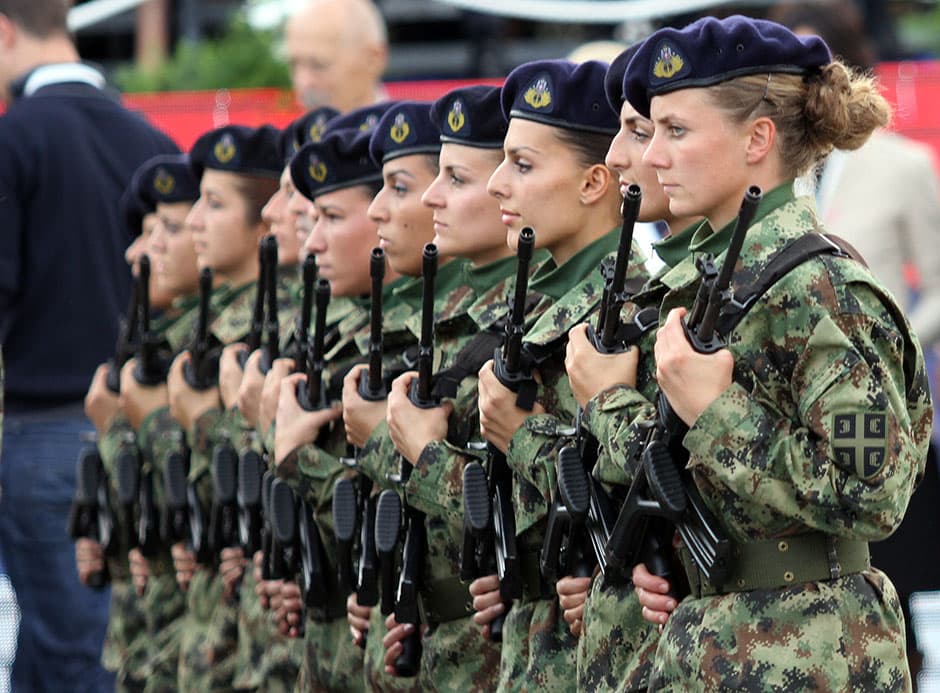 UVODI SE OBAVEZNO SLUŽENJE VOJSKE: Sve žene u Srbiji ispod 50 godina moraće da se odazovu pozivu!
