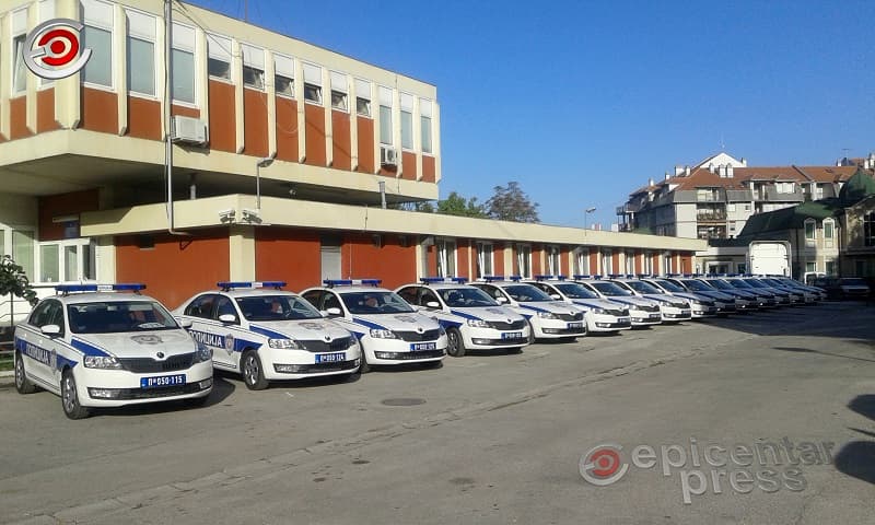 NA LICU MESTA: Čačanska policija dobila 17 novih vozila (FOTO)