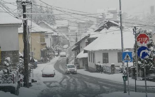 ZAVEJALO U SRBIJI: Mećava na Tari, palo 30 centimetara snega, zabeleli Novi Pazar i Zlatibor, prekid saobraćaja kod Ivanjice