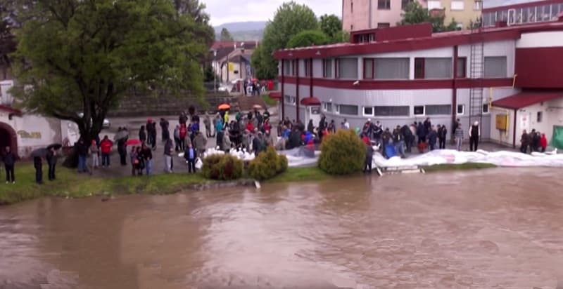 STOP POPLAVAMA U ČAČKU: Gradi se zaštitni bedem kod hale "Borac"