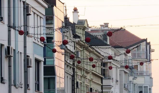 Počelo novogodišnje ukrašavanje Čačka: Sa novom dekoracijom u Novu godinu (VIDEO)