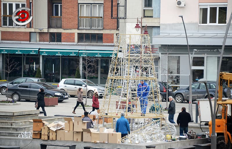Čačak: Počelo postavljanje novogodišnje jelke na Gradskom trgu