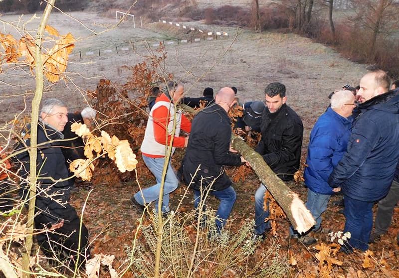 Gradsko rukovodstvo Čačka i sveštenstvo sekli badnjak u Premeći (FOTO)