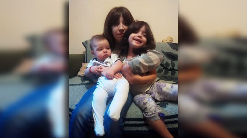 USKRS JE - VREME HUMANOSTI: Samohranoj majci troje dece potrebna HRANA i ODEĆA!