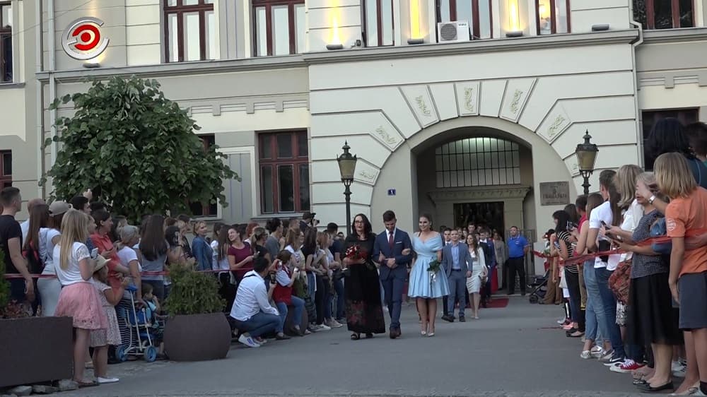 Čačak: Svečani defile maturanata Gimnazije (VIDEO)