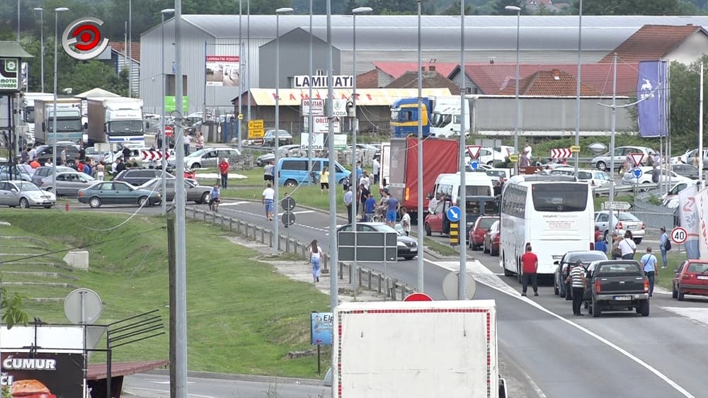 BLOKADA U PRELJINI i za vikend, od ponedeljka traktoristi najavili protest širom Srbije (VIDEO)