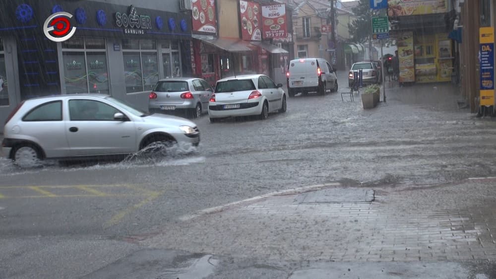 Čačak u kolapsu: Voda se izlila u pojedinim delovima grada, podrumi pod vodom (VIDEO)