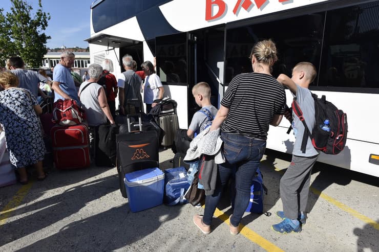 KRENULI U GRČKU, PA OSTAVLJENI U KRAGUJEVCU Turisti sat nakon polaska na more IZBAČENI IZ AUTOBUSA