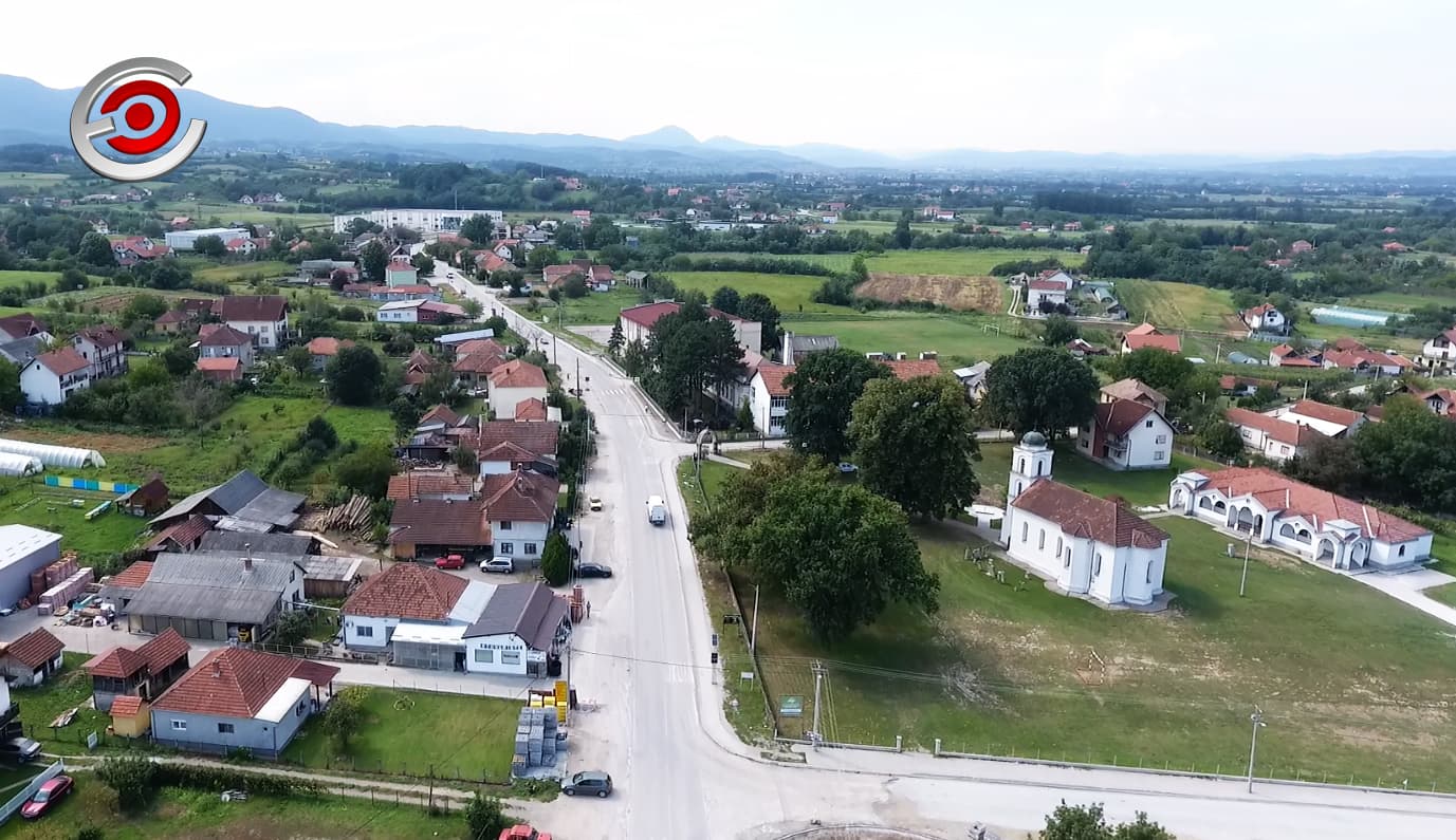 Episkop žički Justin osveštava Vojničku spomen - česmu u Zablaću