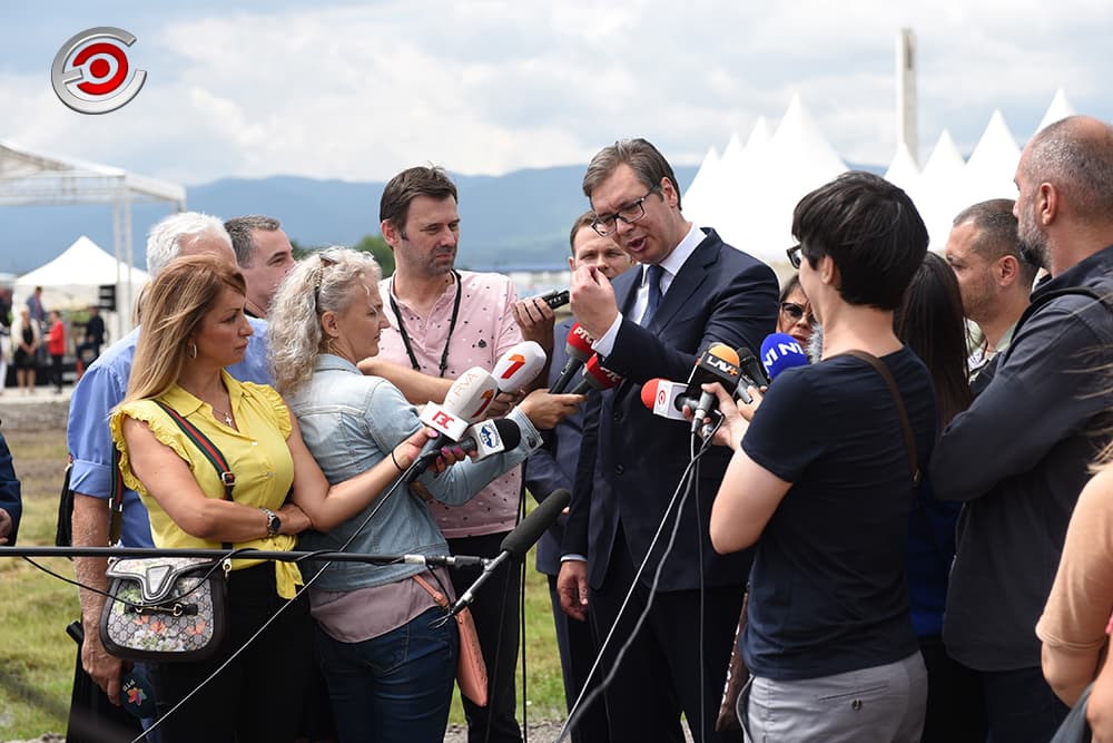 Vučić: Članovi SNS da pristojno odgovaraju medijima