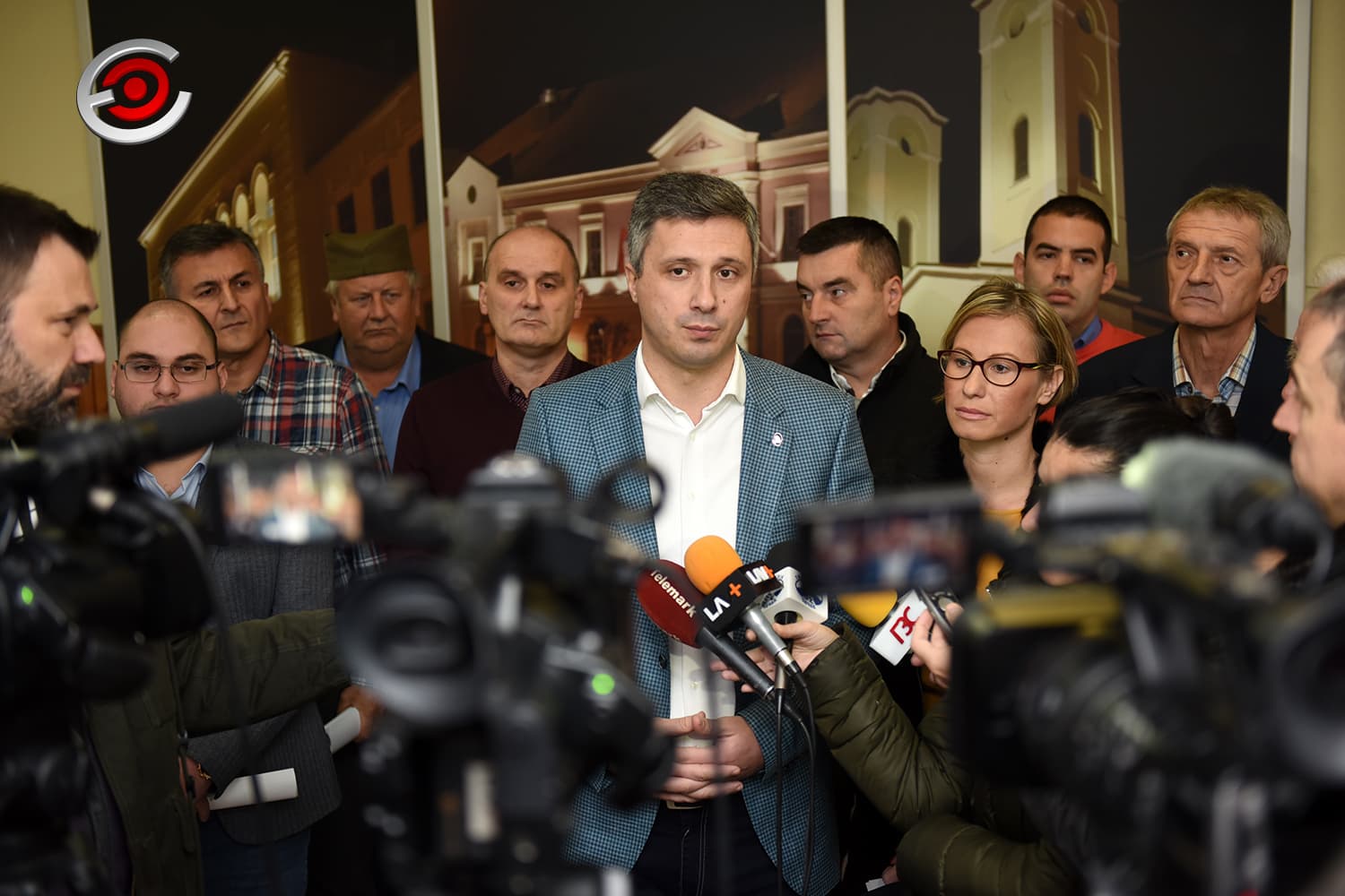 Dveri: Pozivamo Milenka Kostića da odbije Decembarsku nagradu, jer učestvuje u kampanji SNS