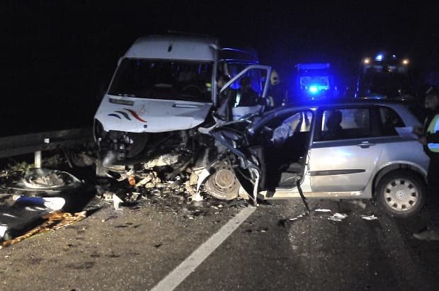 TEŽAK UDES NA IBARSKOJ: U sudaru sa mini-busom poginuo vozač fijata, povređeno 11 igrača rukometnog kluba