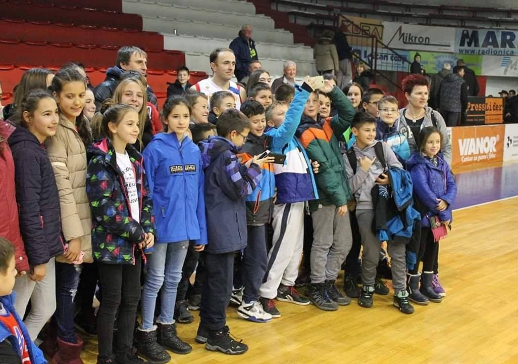 Učenici OŠ "Tanasko Rajić" iz Ljubića bodrili košarkaše Borca