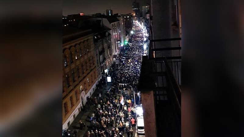 Protest "Stop krvavim košuljama" u Beogradu, građani šetali do Skupštine i RTS