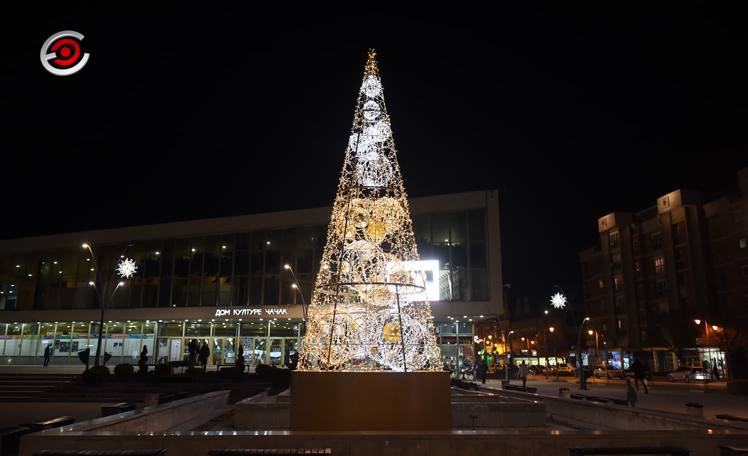 Čačak: Postavljena novogodišnja rasveta, čuvena jelka ponovo sija (FOTO)