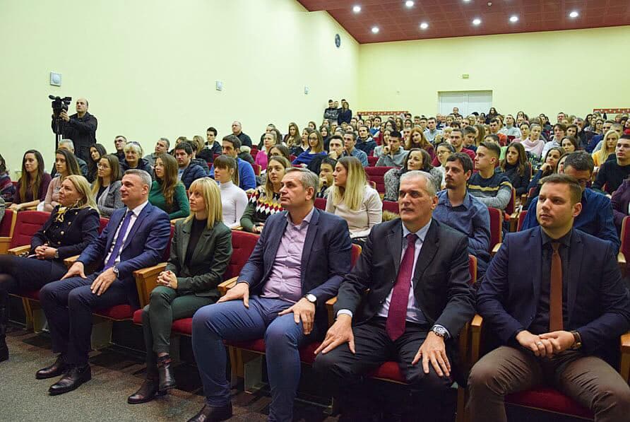 Čačak: Dodeljene stipendije najboljim učenicima i studentima (FOTO)