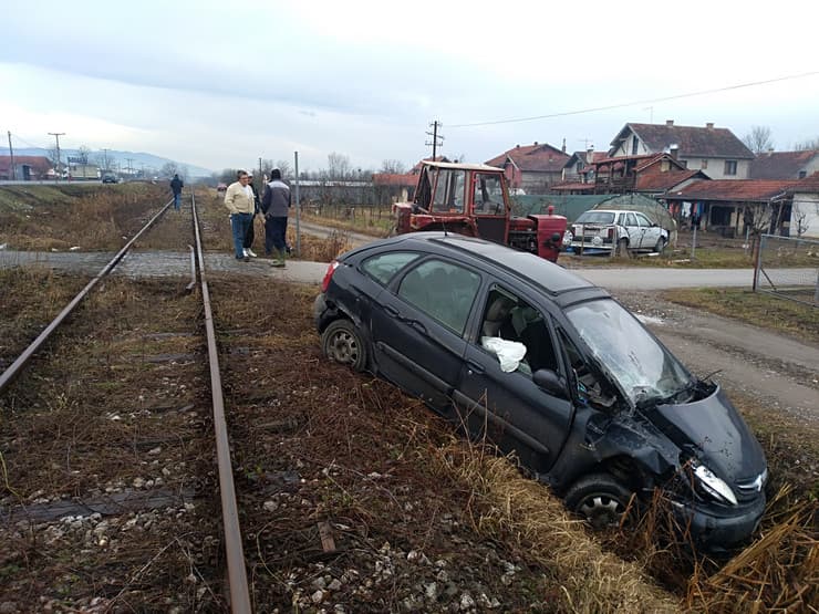 JOŠ JEDAN SUDAR NA PRUŽNOM PRELAZU Voz udario u automobil kod Vrnjačke Banje, povređen mladić (21)