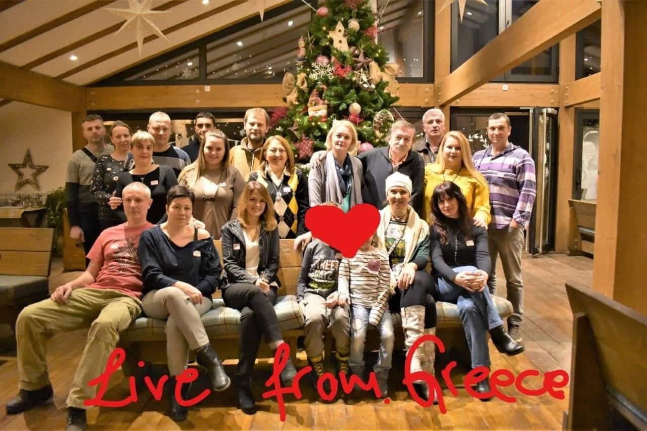 Administratori grupe Live from Greece podelili novogodišnje paketiće mališanima na onkologiji, među njima i humani Čačani (FOTO)