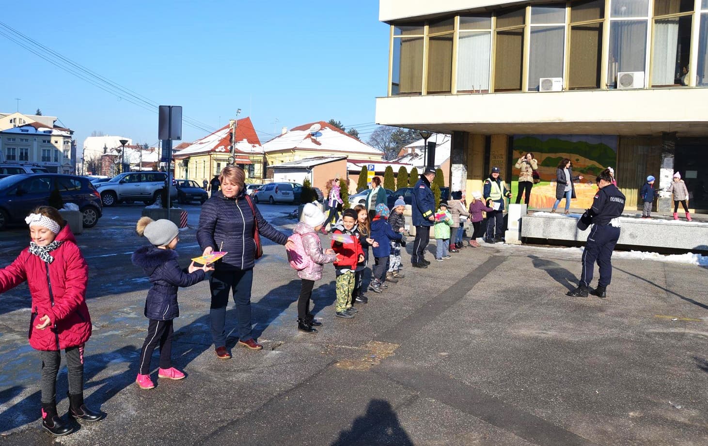 NAJJAČA KARIKA: Lanac predškolaca preneo poslednjih 50 knjiga u novu zgradu biblioteke (FOTO)