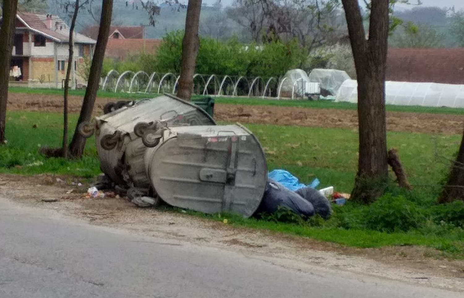 Prevrnuti kontejneri od Stančića do Gornje Trepče