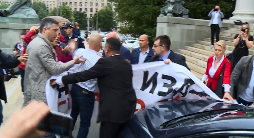 Incident ispred Skupštine Srbije na dočeku Vučića, Šešelj kolima izgurao poslanike Dveri