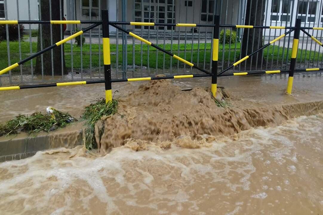 Obustave saobraćaja zbog izlivanja reka