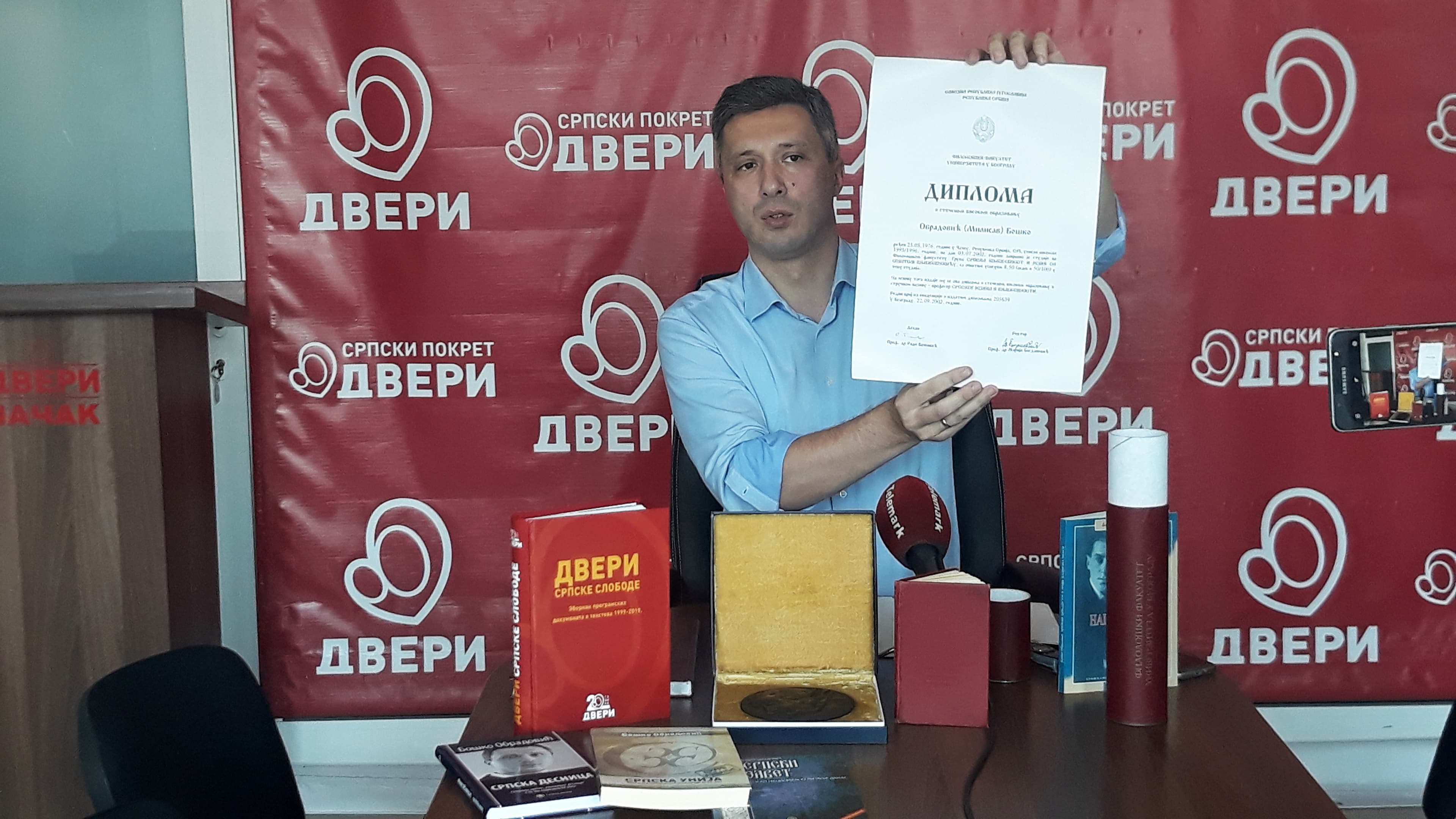 Boško Obradović pokazao dokaze o svom školovanju i izazvao Nebojšu Stefanovića da uradi isto (FOTO)