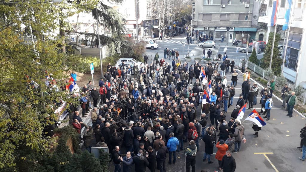 Opozicija blokirala zgradu RTS nezadovoljna izveštavanjem Javnog servisa. Vučić: Neće biti nikakve primene sile