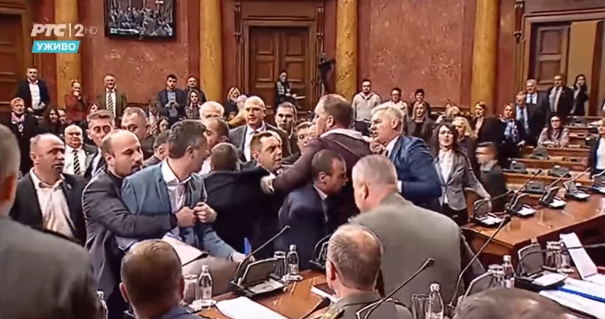 HAOS na sednici Skupštine Srbije nakon fizičkog sukoba Boška Obradovića i poslanika vladajuće većine (VIDEO)