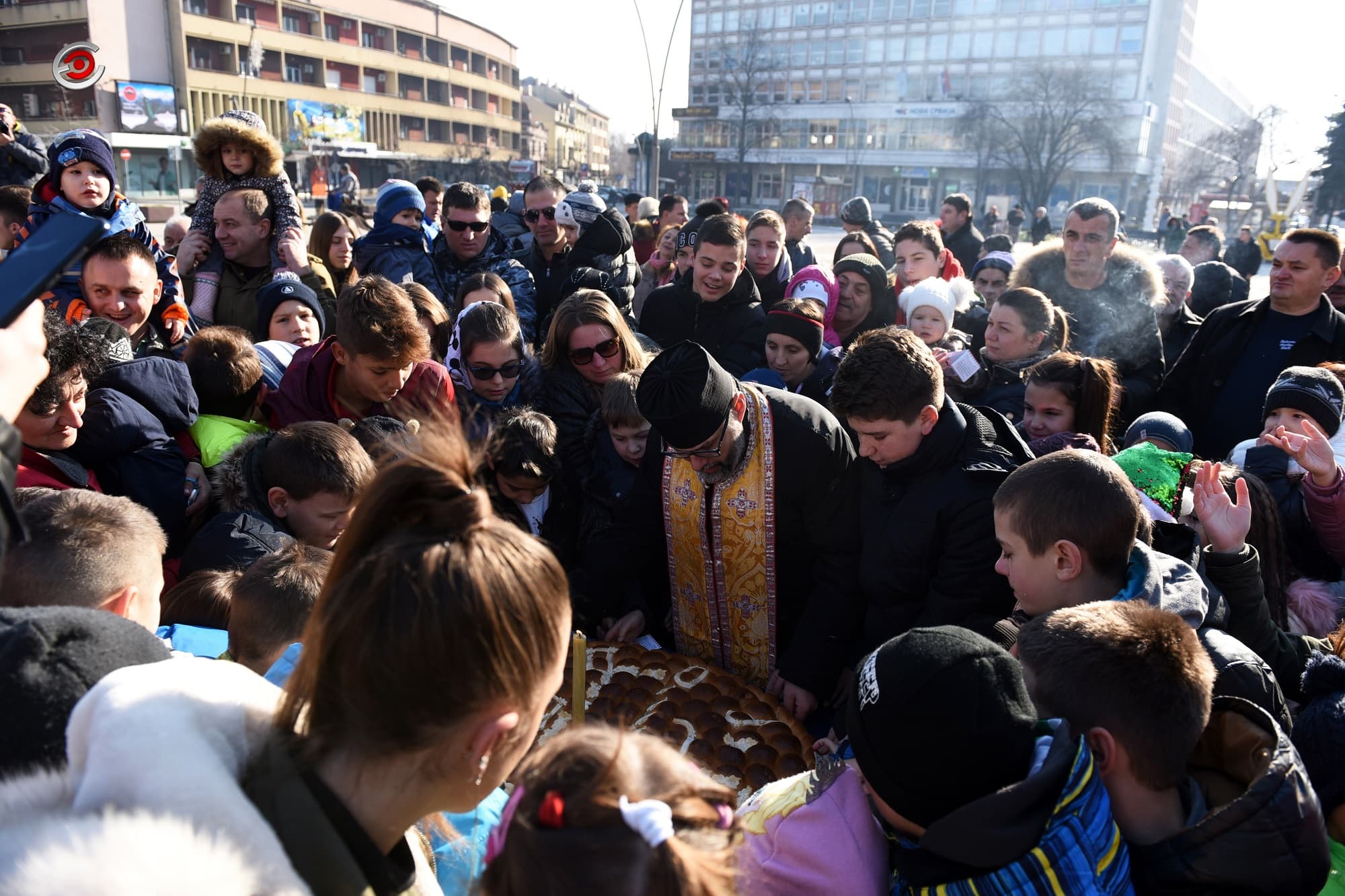 Tradicionalno lomljenje česnice sa Novom Srbijom: Tri dukata pronašla deca