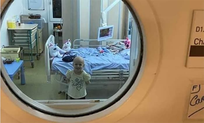 Prva fotografija male Helene iz bolnice: Kroz prozor bolničke sobe poslala je pobednički osmeh