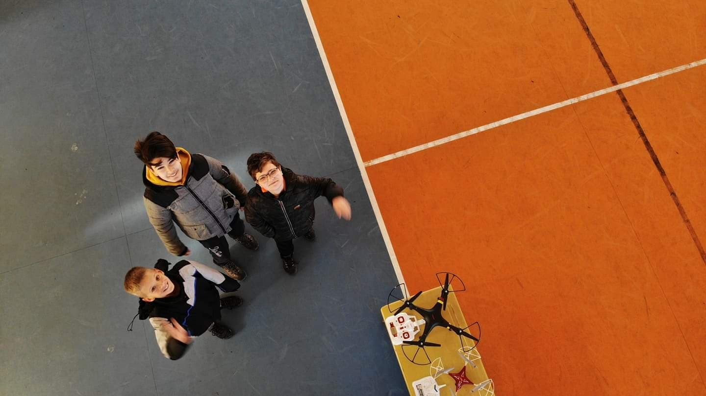 Mini škola upravljanja dronom za nadarene učenike