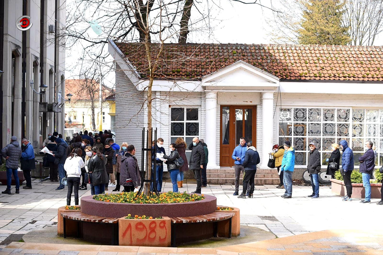 U EPICENTRU: Gužve, kilometarski redovi, ali strpljenje i dostojanstvo (FOTO)