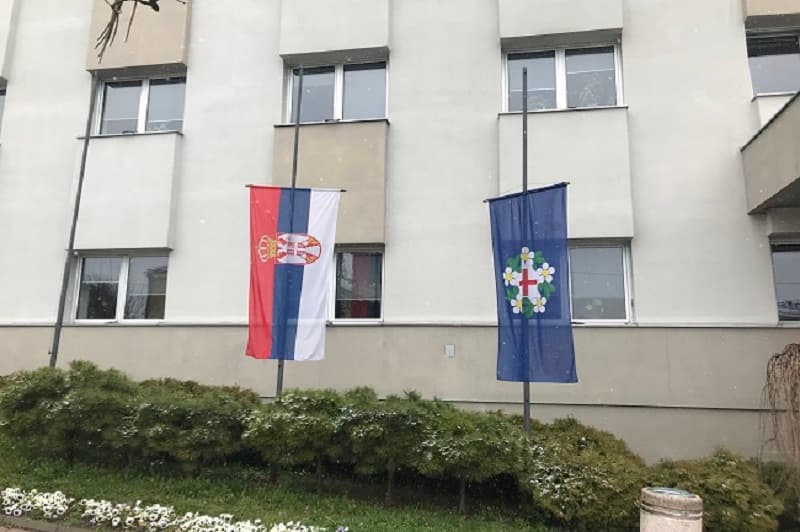 Zastave na pola koplja u Gornjem Milanovcu